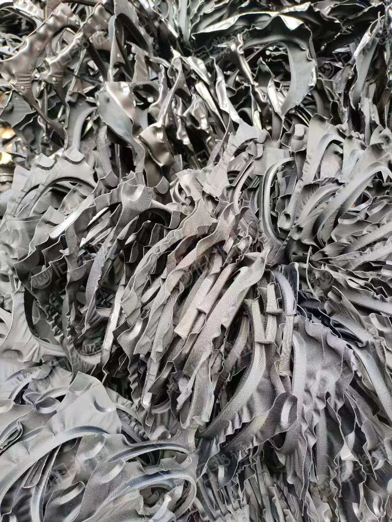 出售做皮盒子下来的废料,pe板废料,有PE复合PET膜,也有纯PET材质,材质有分开,现货有30吨