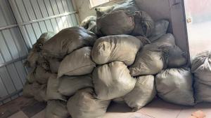 长期出售旧衣服黑料，下脚料，燃烧料，月供4.2米一车，货在福建福州