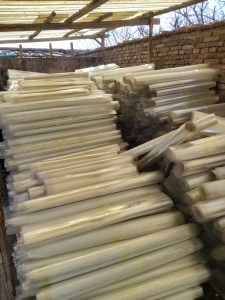 出售PET膜废料，两边带1公分的轻胶，带油，现货40吨