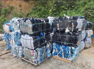 出售杂色pet膜压包料，人工挑选，现货30吨