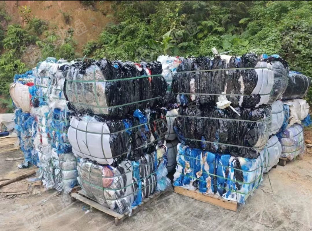 出售杂色pet膜压包料，人工挑选，现货30吨