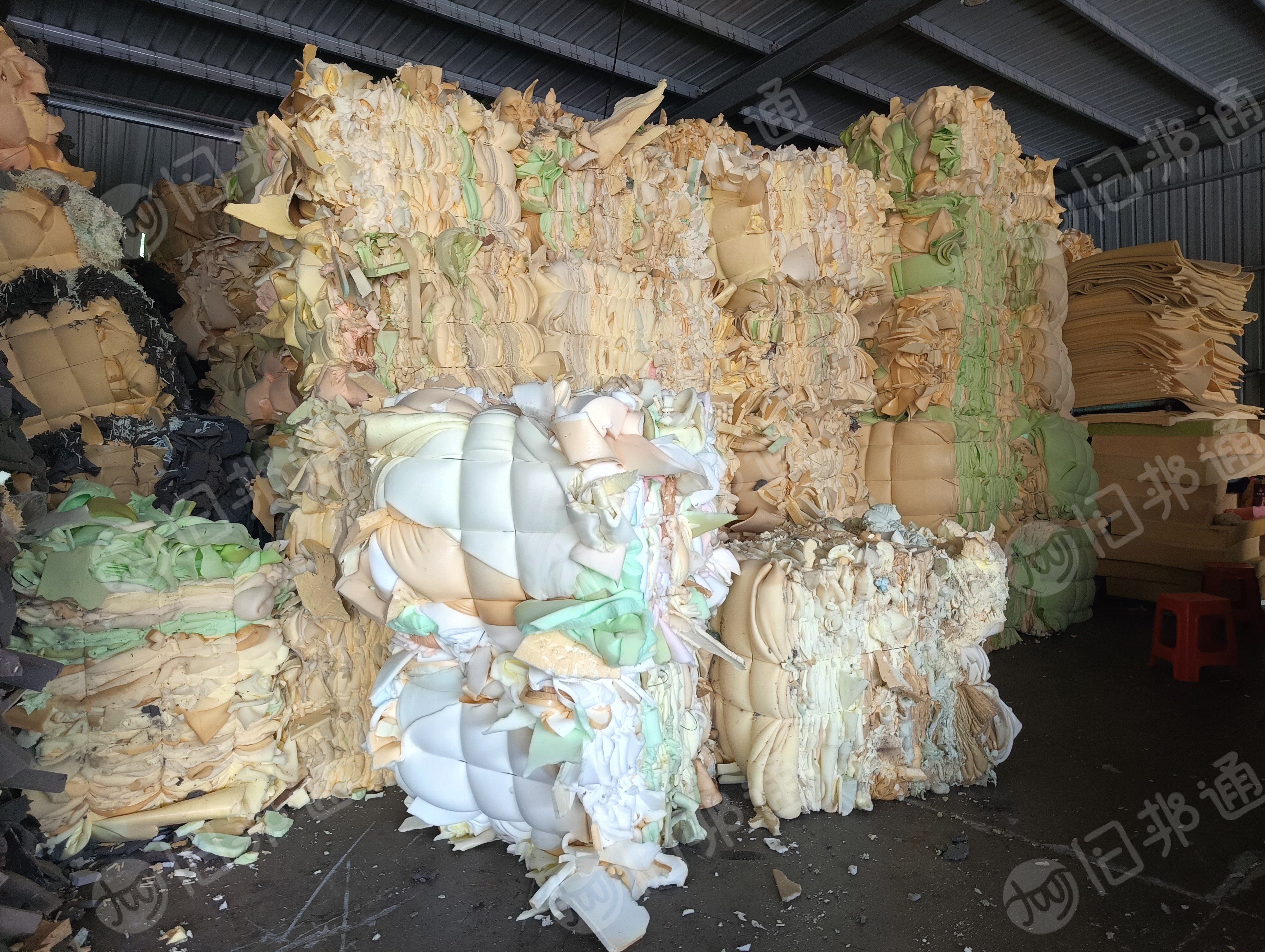 长期出售海绵及锦氨布料，床垫厂下来的，现货三五十吨