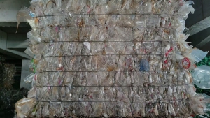 出售餐盒压块，现货够车，奶茶杯含量5%左右