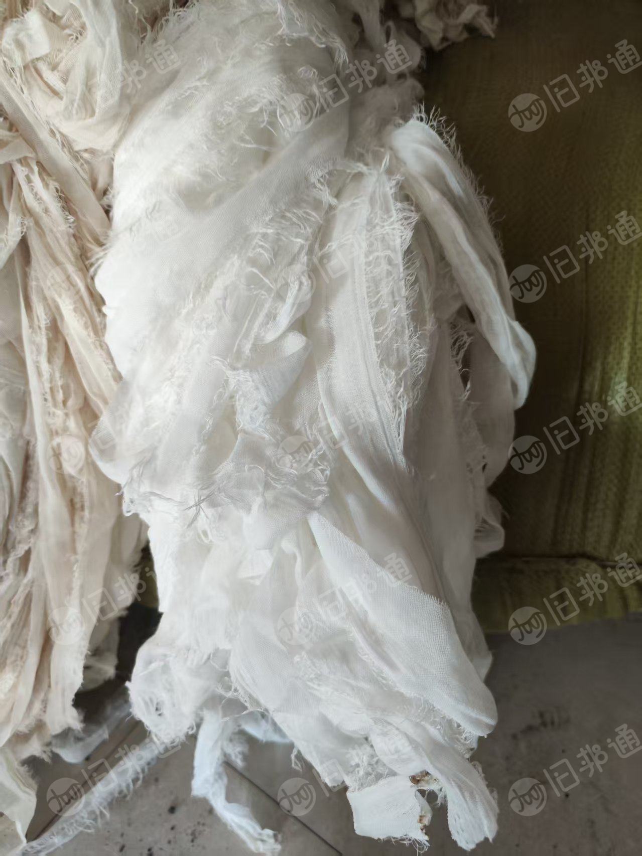 长期出售白色的涤纶废布，涤纶边角料，涤纶拉丝料，月供五六吨