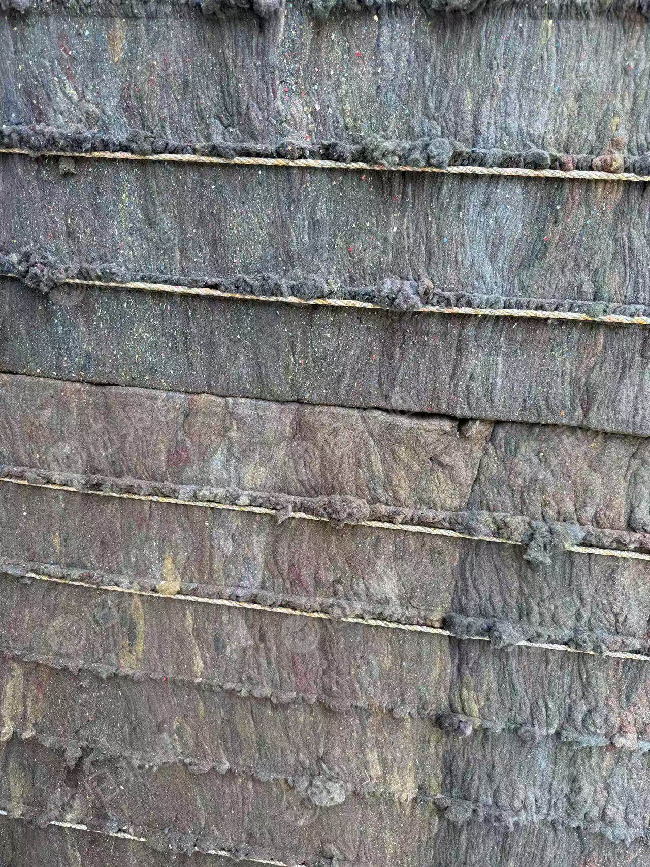 长期出售杂色的涤纶磨毛料，毛毛料，可以造粒用，月供40吨左右