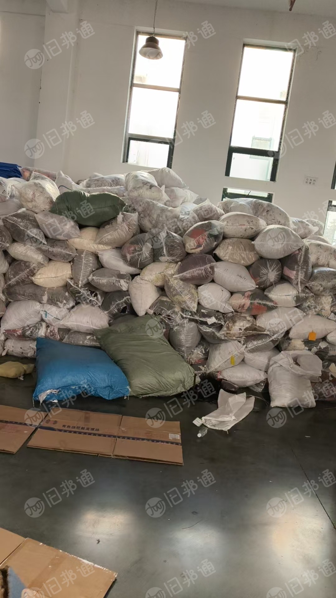 长期出售毛衣厂下来的毛衣片，毛衣下脚料，白色月供六七吨，杂色比较多