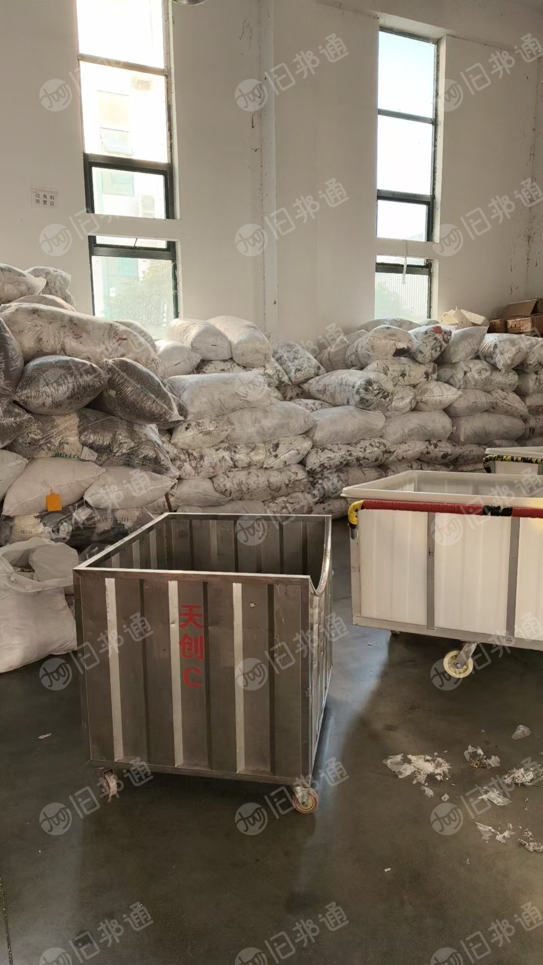 长期出售毛衣厂下来的毛衣片，毛衣下脚料，白色月供六七吨，杂色比较多