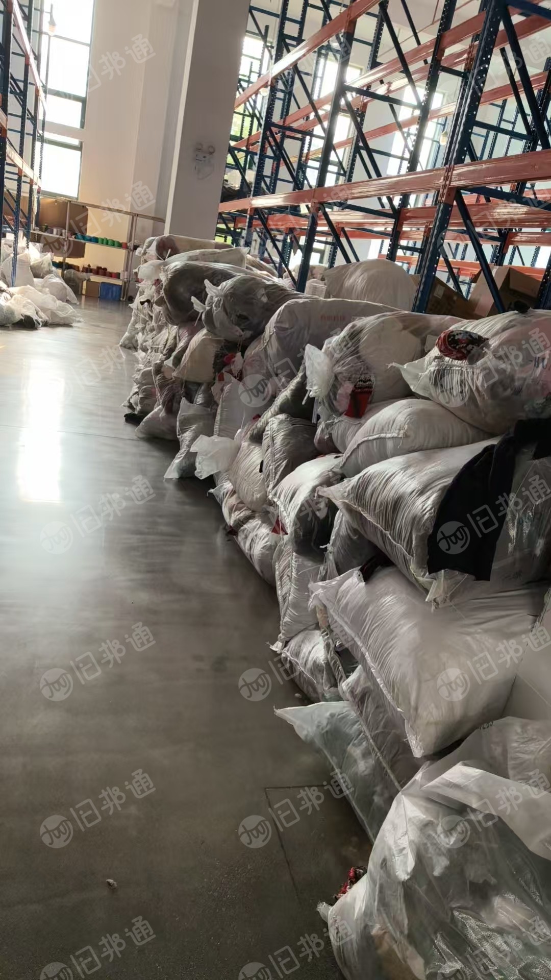 长期出售毛衣厂下来的毛衣片，毛衣下脚料，白色月供六七吨，杂色比较多