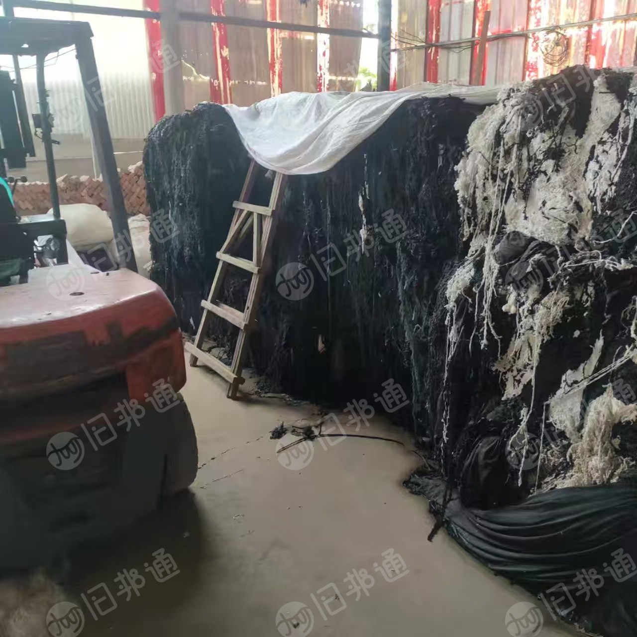 长期出售涤纶废丝，涤纶水丝，有黑色和白色，月供70-80吨，货在河北石家庄