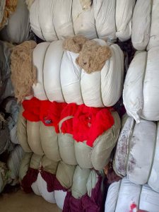 长期出售开好的开花棉，杂色的比较多，可以做土工布工程被，每个月60吨，厂在江苏扬州