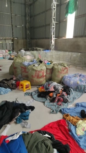 旧衣服出口厂长期出售旧衣服黑料，下脚料，燃烧料，月供至少4.2米一车，厂在福建漳州