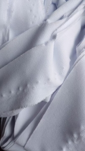 长期出售白色涤纶废布，涤纶造粒布，现货有9.6米一吨，货在山东济宁