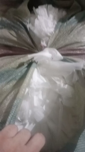 长期出售丙纶无纺布边角料，现货100吨，做手提袋下来的