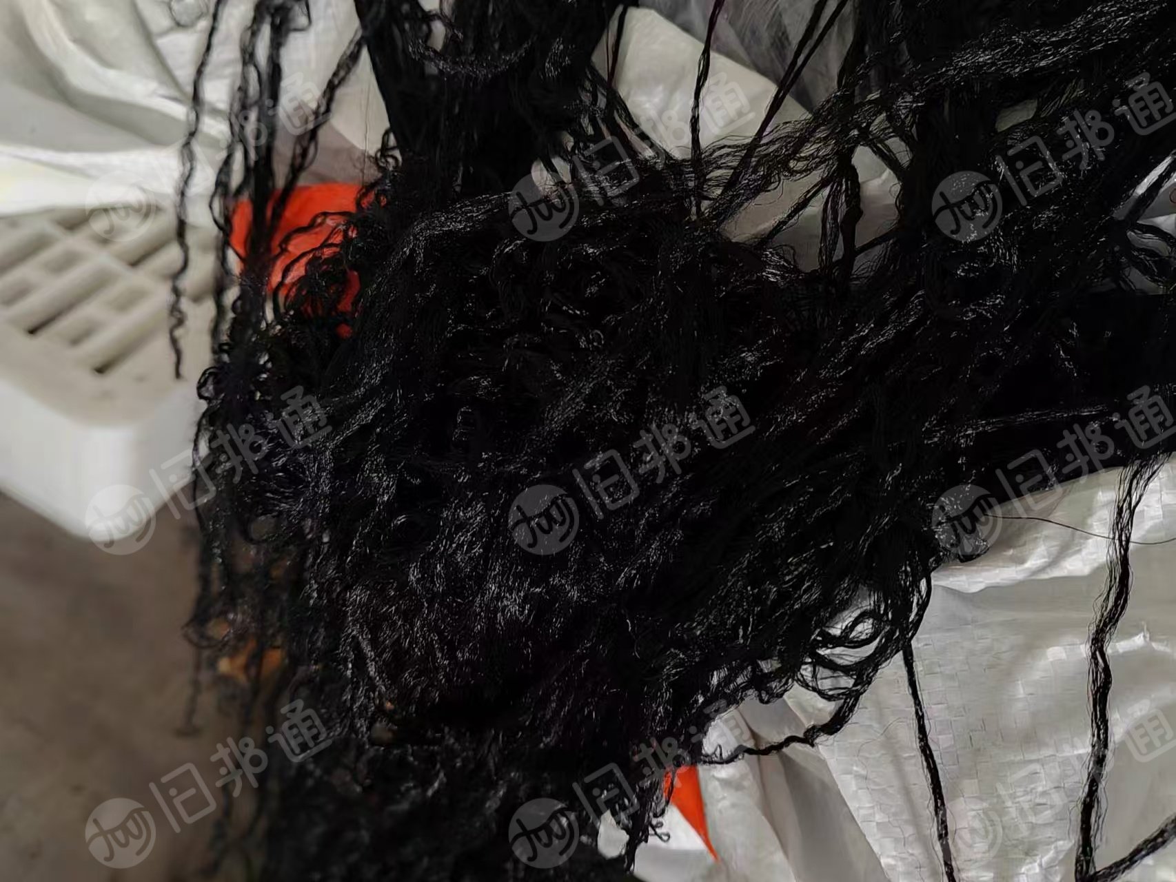 长期出售切片厂下来的锦纶废丝，尼龙废丝，单六，白色和黑色都有，月供两个半挂，货在广东汕头