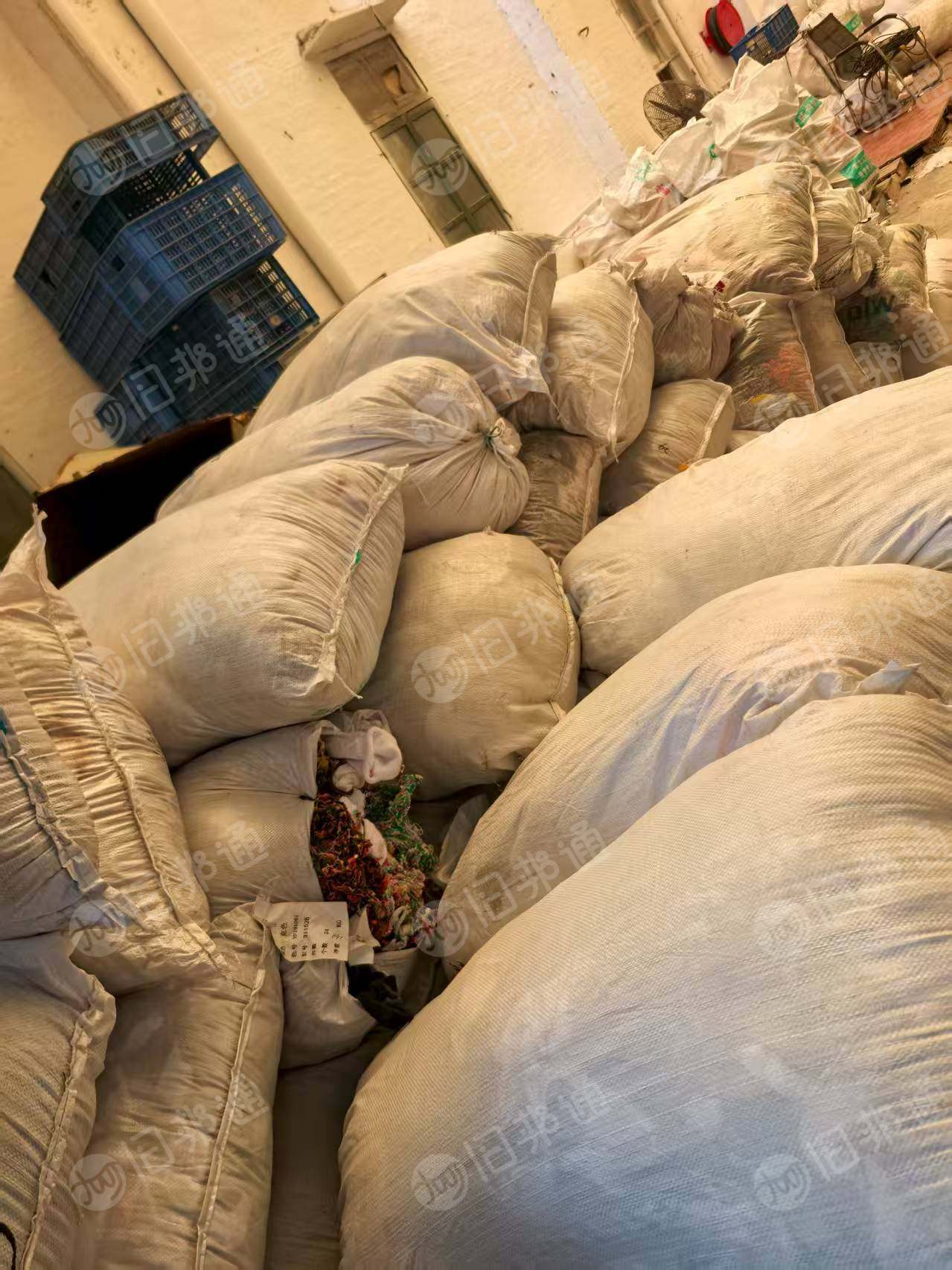 长期出售杂色袜子下脚料，废纱线，月供几十吨，货在广东佛山