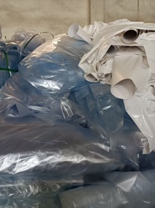 出售不干胶厂下来的PVC膜废料，不带胶，透明和奶白的都有，透明现货10吨