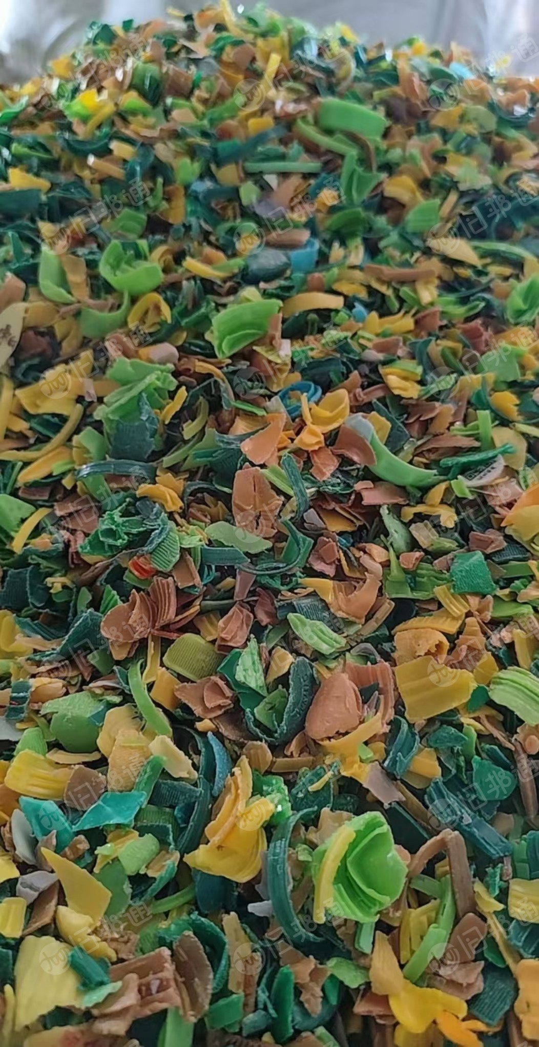 出售PE瓶盖破碎料，分色的