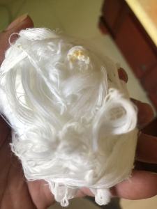 长期出售白色的涤纶废线，涤纶废纱，可开花也可造粒用，现货四吨左右