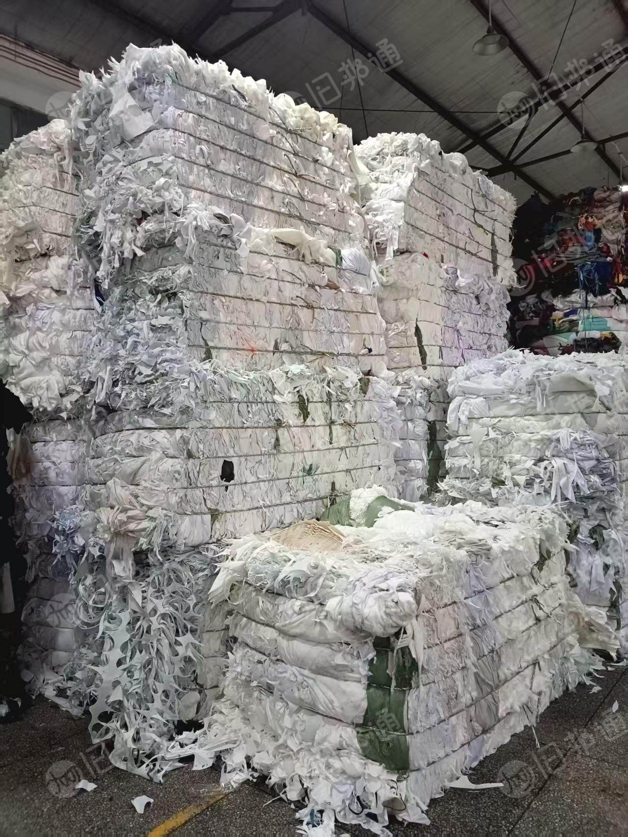 长期大量出售白色的涤纶废布，涤纶边角料，鞋帮布，涤纶服装厂下脚料，现货40吨左右