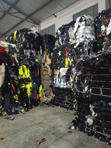 长期出售杂色的涤纶废布，涤纶下脚料，月供30吨左右