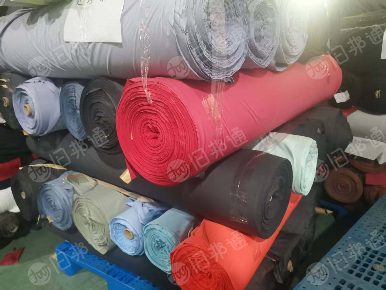 出售科技绒，科技布，库存面料，库存布，门幅135，克重210，现货25吨左右