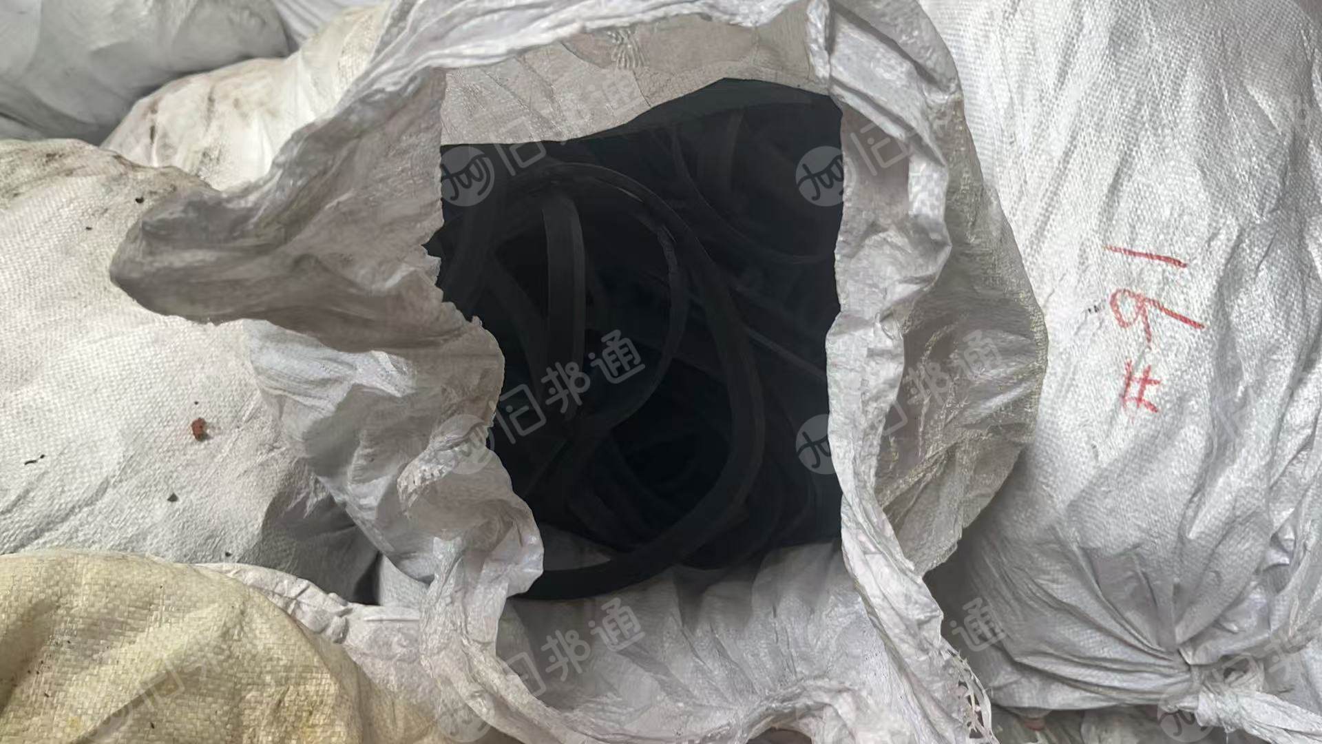 出售胶棍下来的橡胶边角料