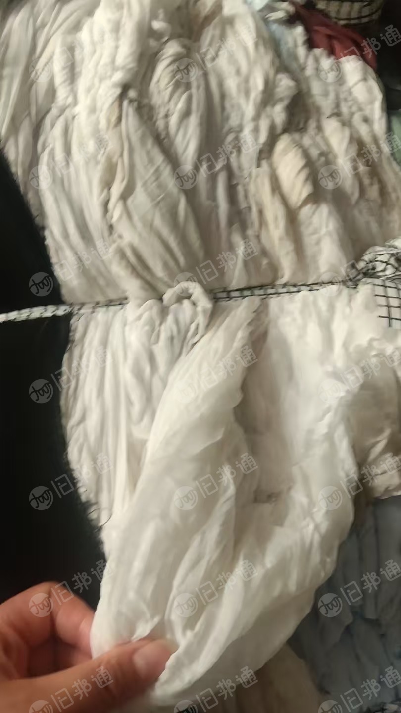 长期出售涤纶废布，杂色的做家纺下来的，可以开花和造粒，现货15吨左右，月供20-30吨，在浙江湖州