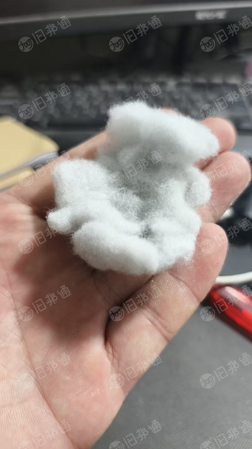 出售白色涤纶毛毛料，磨毛料，没有水分，一天有七八吨，货在浙江嘉兴