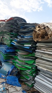 出售钢pe钢卷外包装皮，漂沉一起的杂色的，现货20吨