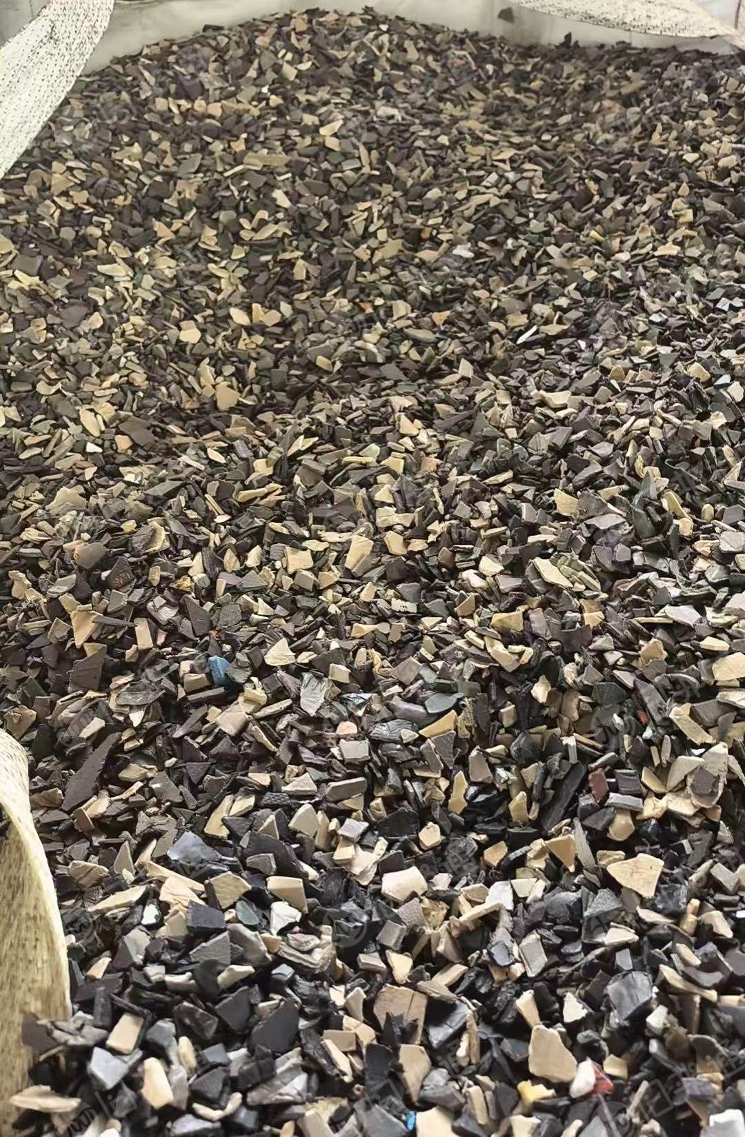 出售汽车内饰破碎料，清洗甩干，现货30吨