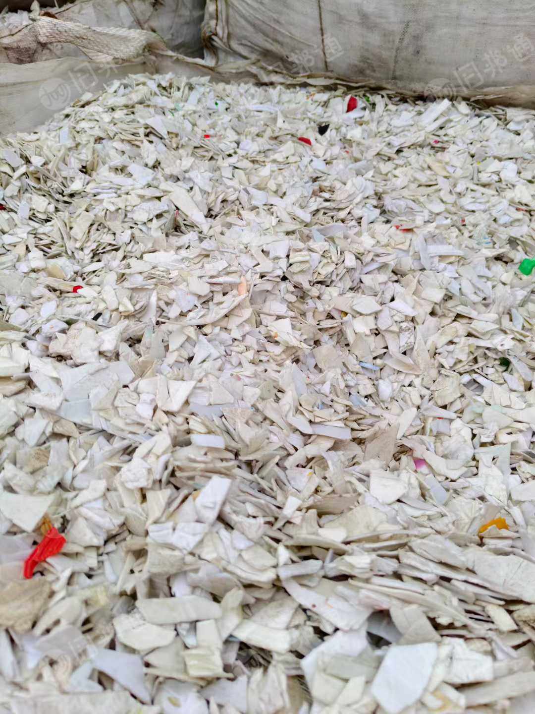 长期出售奶白桶破碎料，涂料桶破碎料