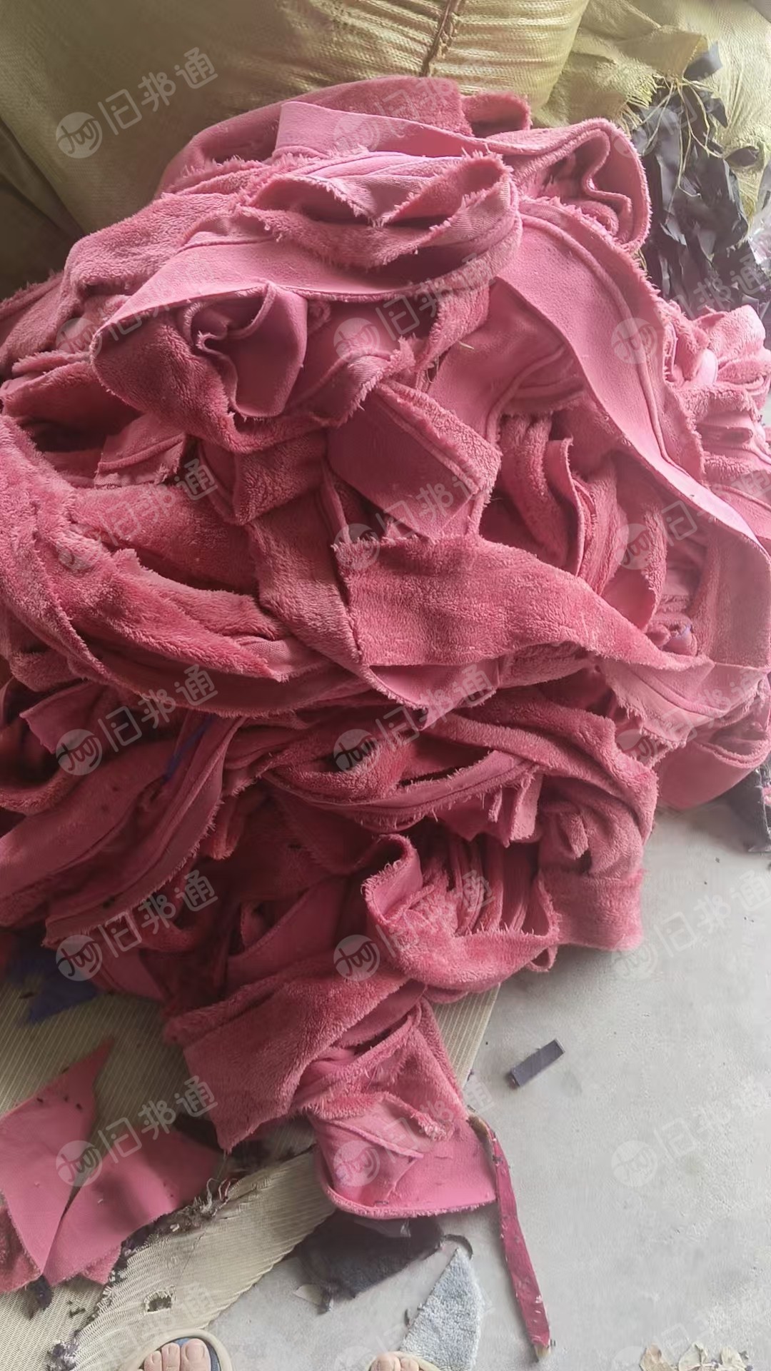 长期出售涤纶废布，摇粒绒边角料，可以开花或者造粒的，每天可以出9.6米一车