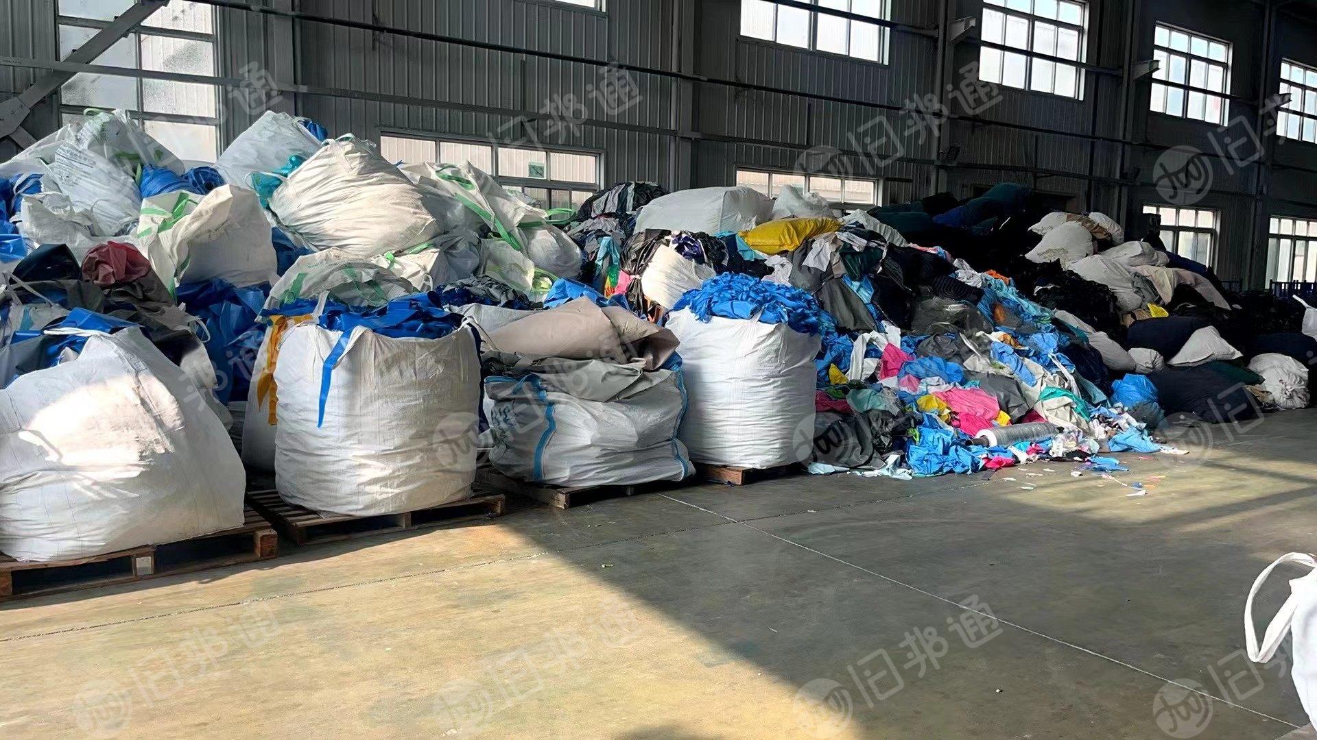 塑胶厂家出售做植绒床料下来的pvc植绒夹网布废料，现货70-80吨
