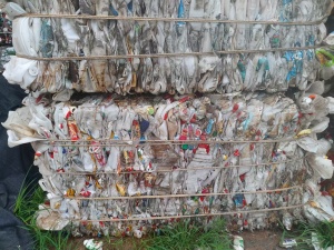 长期出售大小白压块，大小白分开压包，现货10吨左右