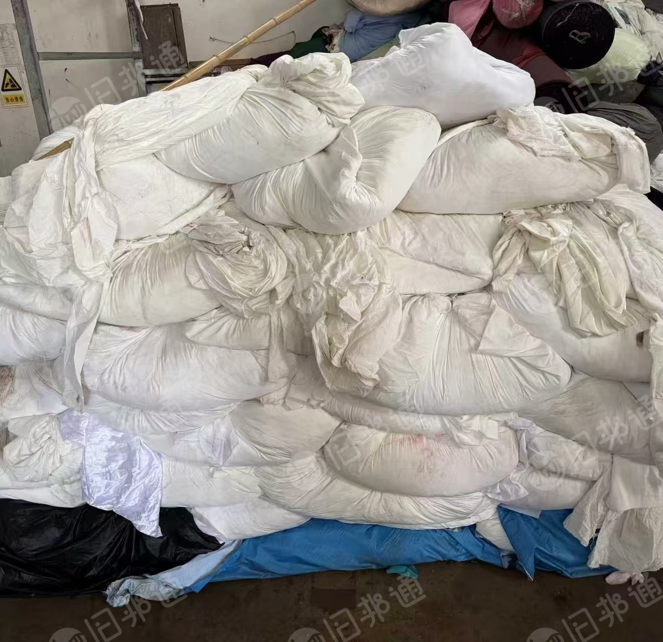 长期出售涤纶废布，染厂定型机下来的，有白色杂色黑色，每个月有100多吨，货在浙江嘉兴