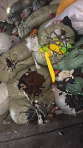 长期出售锦纶废布,尼龙废布,羽绒服边料,防晒服边角料,白烟布,纯锦纶现货有十几吨,货在浙江嘉兴