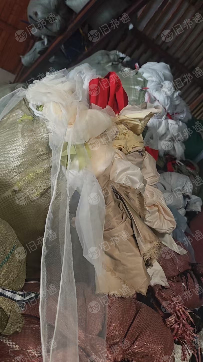长期出售锦纶废布，尼龙废布，羽绒服边料，防晒服边角料，白烟布，纯锦纶现货有十几吨，货在浙江嘉兴
