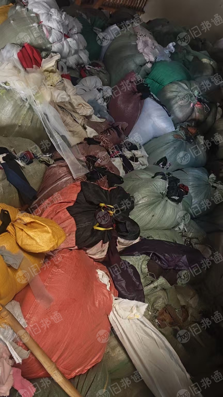长期出售锦纶废布，尼龙废布，羽绒服边料，防晒服边角料，白烟布，纯锦纶现货有十几吨，货在浙江嘉兴