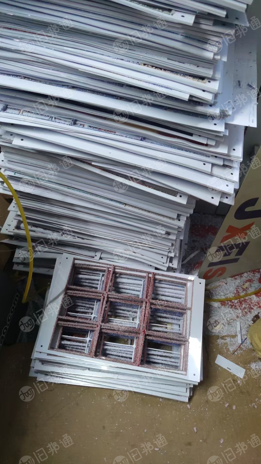 厂家长期出售PVC卡框边角料，现货2吨左右