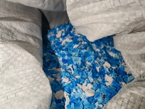 出售空心板破碎料,轻钙浮水料,蓝白混粉的,月供60吨