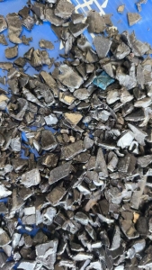 出售合金破碎料，是折叠箱破碎的