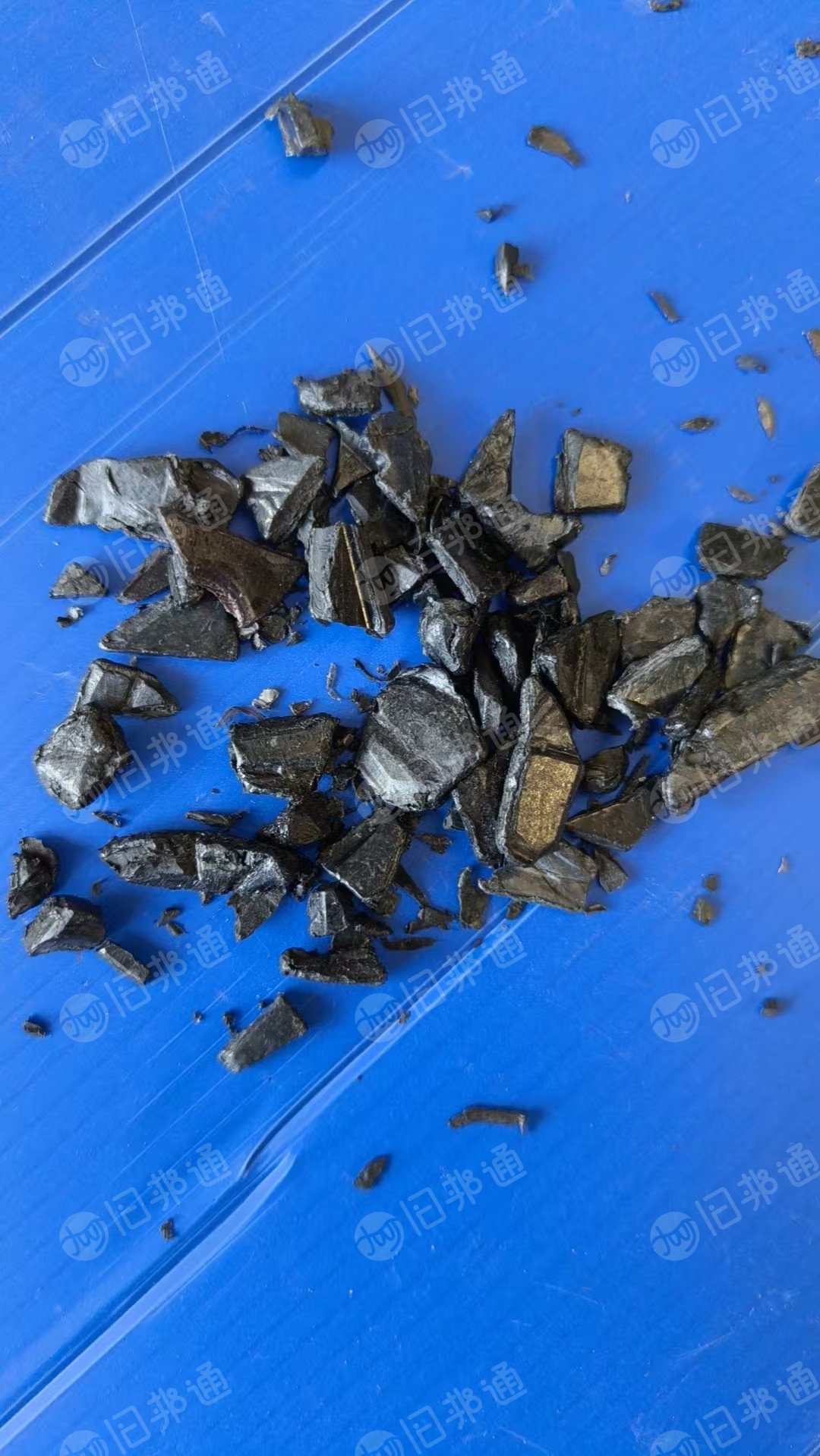 出售合金破碎料，是折叠箱破碎的
