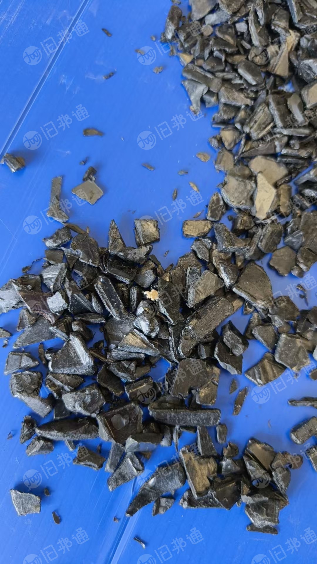出售合金破碎料，是折叠箱破碎的