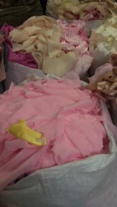 长期出售激光厂和床单厂下来的涤纶废布，涤纶边角料，白色涤纶废布现货5吨多