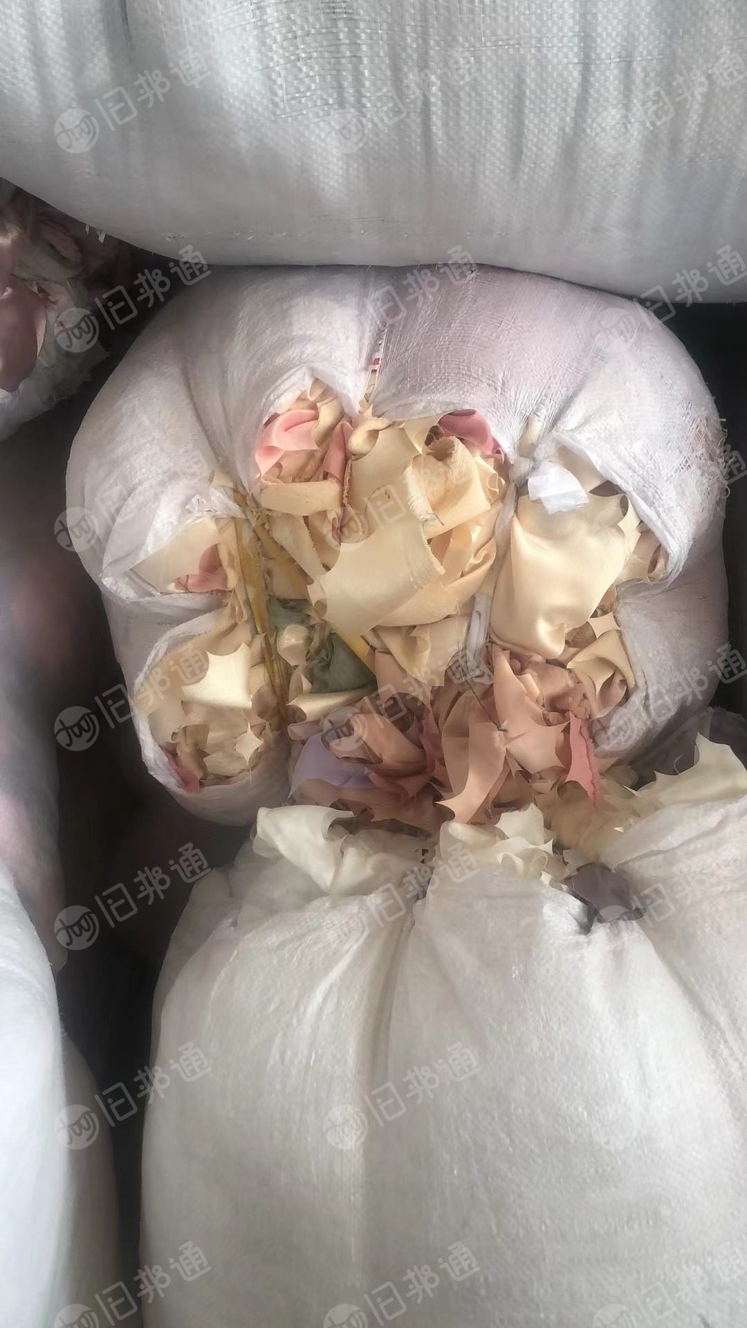 长期出售激光厂和床单厂下来的涤纶废布，涤纶边角料，白色涤纶废布现货5吨多