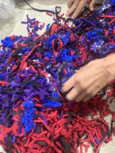 长期出售拖把布条边角料,纯涤材质的,生产拖把下来的,现货不到10吨,货在浙江温州