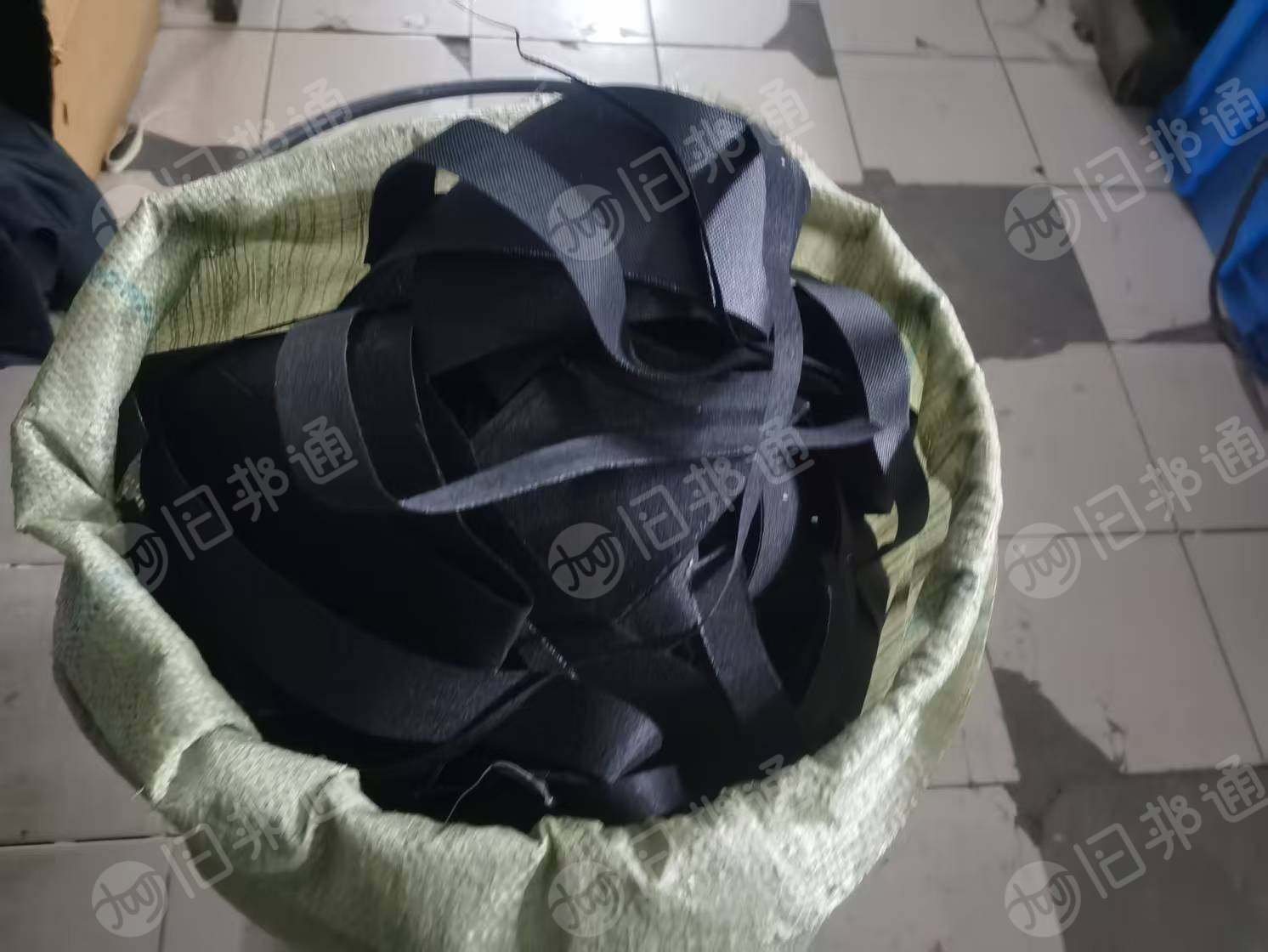 出售沙发厂下脚料，无纺布边角料，皮革边角料，有分开装，现货有9.63米一车，货在上海
