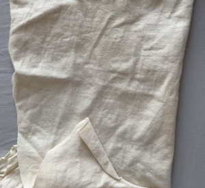 长期出售白色涤纶废丝，涤纶丝，熔体纺月供500吨，切片纺月供200-300吨，货在福建福州