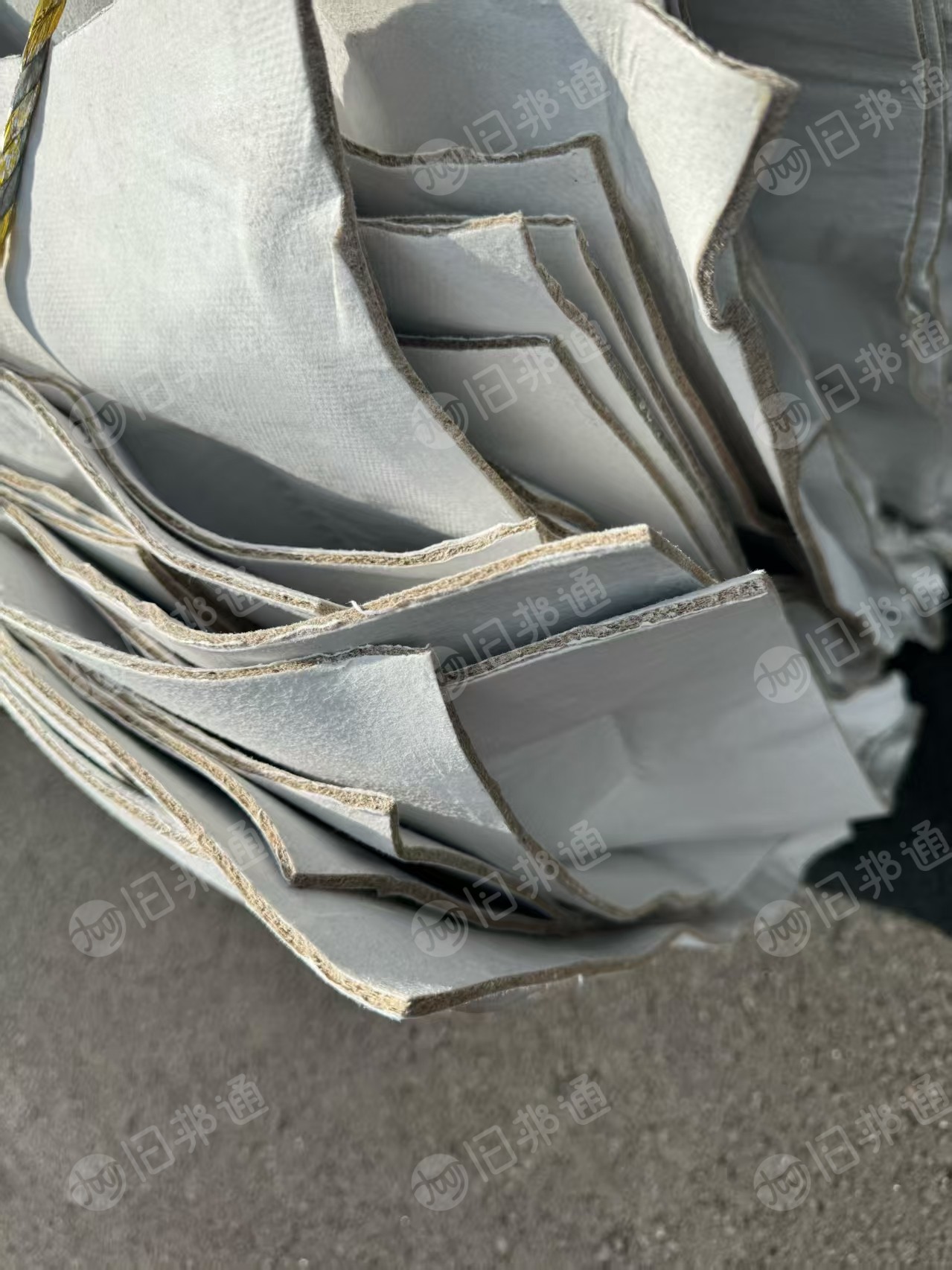 长期大量出售汽车坐垫框架下的边角料，汽车内饰料，月供200-300吨。货在安徽淮南