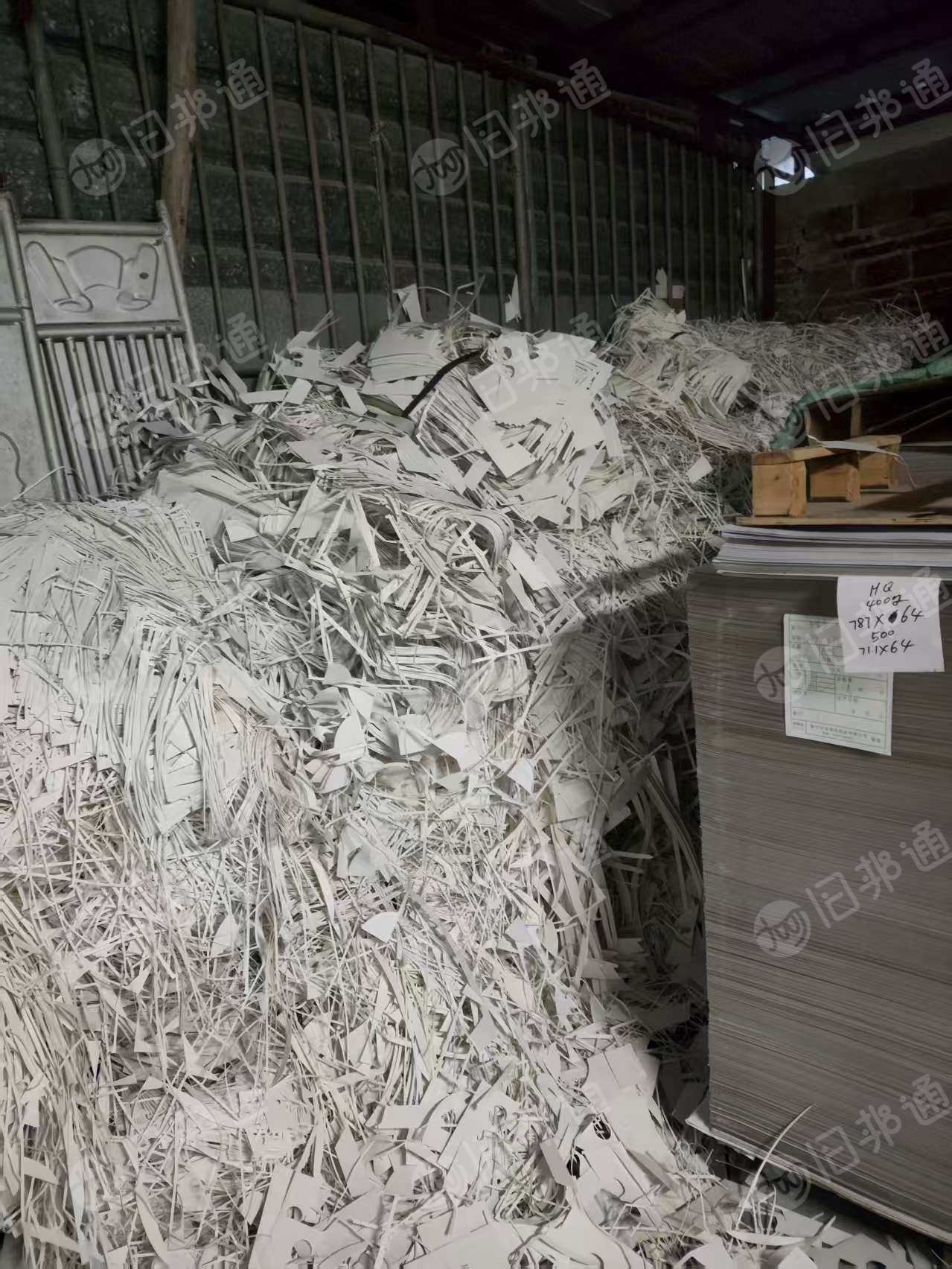 出售服装板切下来的黄芯白卡纸边料，不带膜